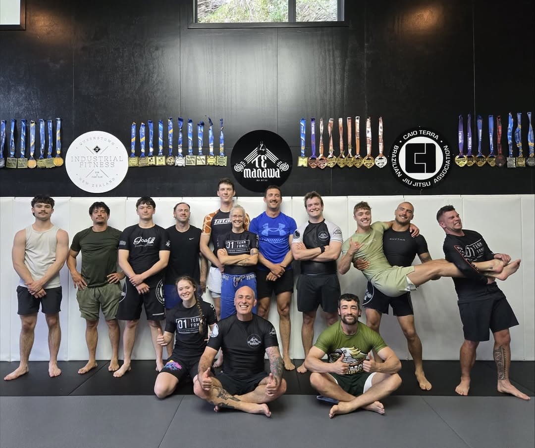 Technical grappling in Jiu Jitsu class